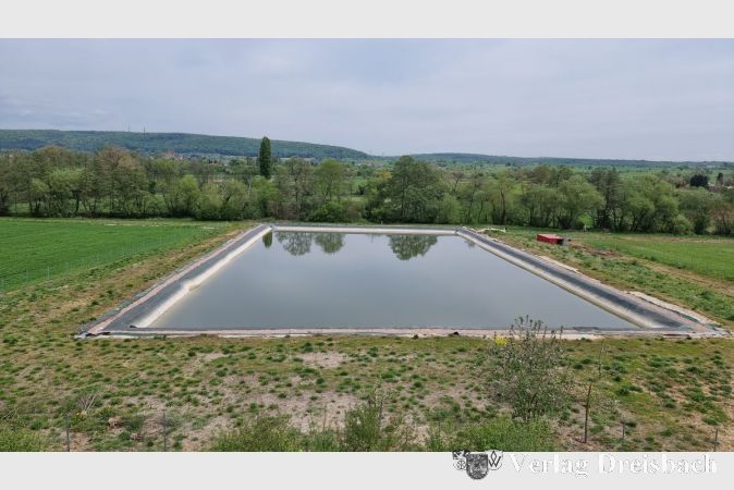 Aus der Vogelperspektive wird die Dimension des Wasserspeichers erst richtig sichtbar. Zehn Millionen Liter Wasser kann Erdbeerbauer Reiner Paul darin speichern, um seine Erdbeerpflanzen in Dürrejahren wie 2022 mit ausreichend Wasser zu versorgen.
