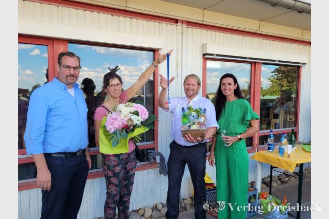 (von li.)Bürgermeister Christian Seitz, Regina Vischer und Martin und Regina Gerock bei der Schlüsselübergabe vor dem Montessori Kinderhaus.