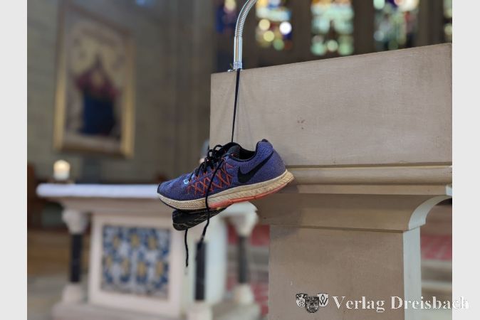 Schuhe standen beim Einschulungsgottesdienst diesmal besonders im Mittelpunkt.