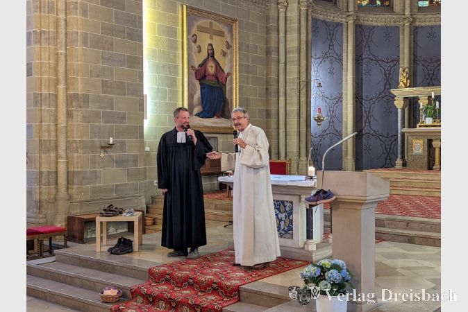 Pfarrer Johannes Kraus (links) und Gemeindereferent Joachim Kahle führten durch den besonders fröhlichen und kindgerechten Gottesdienst.
