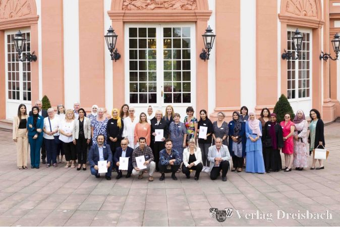 Gruppenfoto der geehrten Integrationslotsinnen und -lotsen in Wiesbaden. In der vorderen Reihe, 2. von rechts: Abdulhai Asisi aus Hattersheim.