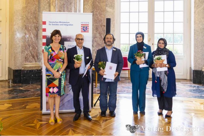 Der Integrationslotse des Stadtteilbüros Hattersheim am Main, Abdulhai Asisi, zählte zu den Geehrten in Wiesbaden (2. von links, neben der Anne Janz, der Staatssekretärin im Hessischen Ministerium für Soziales und Integration).
