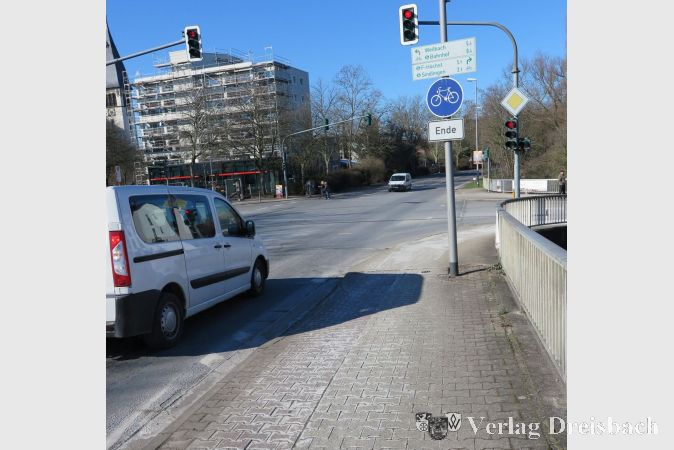 Radverkehrssituation in Hattersheim an der Kreuzung Hessendamm/Frankfurter Straße.