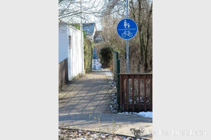 Das Drängelgitter am Rosenpark..