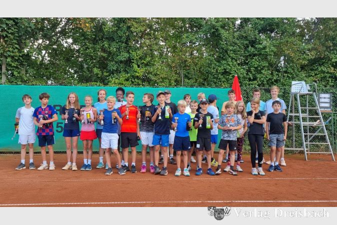 Die Gewinner mit ihren Trophäen nach der Siegerehrung.