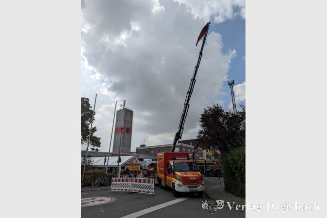 Die Fahne der Feuerwehr an der Spitze des Krans der neuen Wechselladefahrzeugs wies den Weg zum Fest.