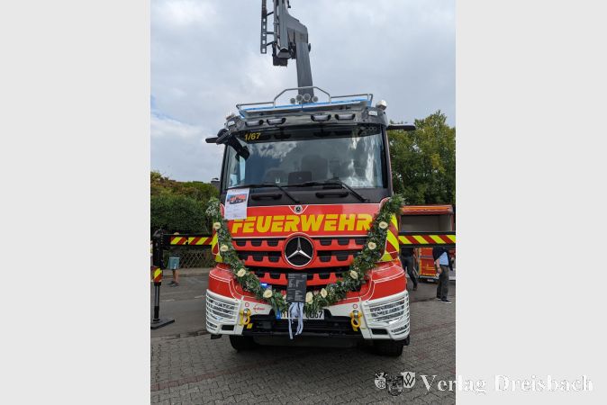 Das neue Wechselladefahrzeug der Feuerwehr Hattersheim vom Typ Mercedes-Benz Arocs 4151.