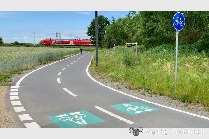 Ein Radschnellweg, wie in diesem Symbolbild zu sehen, soll künftig Frankfurt und Wiesbaden verbinden.