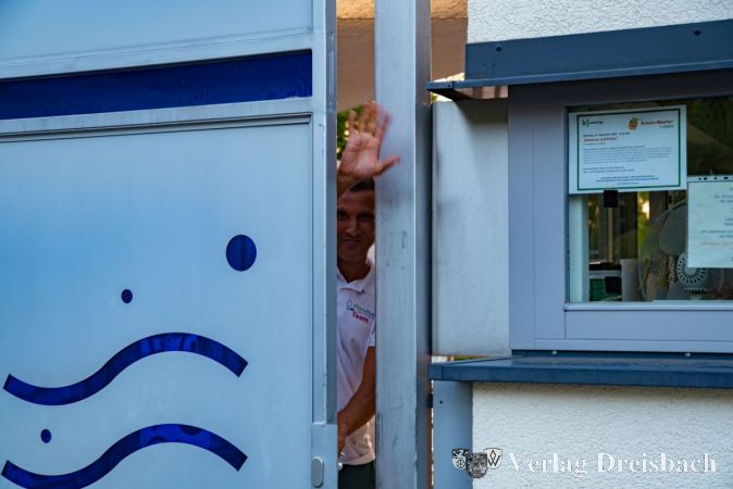 Der Letzte macht die Tür zu - das gilt auch im Krifteler Parkbad, wo die Badesaison am 11. September beendete wurde.