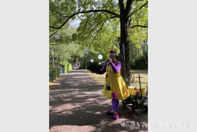 Seifenblasenkünstlerin Christiane Alles war am Freitag in Hattersheim unterwegs.