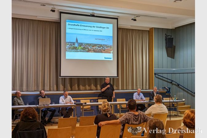 Bürgermeister Klaus Schindling hieß die interessierten Gäste im Haus der Vereine zur zweiten Infoveranstaltung bezüglich der Sindlinger Straße herzlich willkommen.