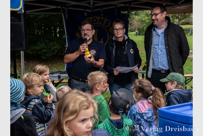 Lions Club Präsident, Dr. Uwe Gerlach und Marion Schulz-Cleve, ebenfalls vom Lions Club Hattersheim- Kriftel, prämierten zusammen mit Bürgermeister Christian Seitz die schönsten, schnellsten und die langsamste Ente, denn auch diese erhielt einen Preis.