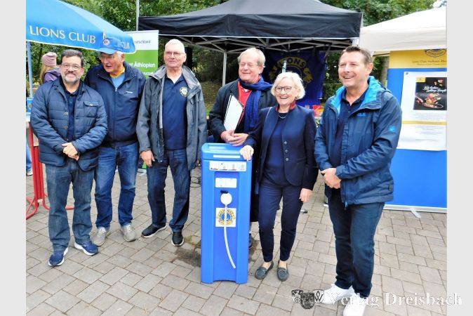 Lionsmitglieder stellten zusammen mit Prof.Dr. Frechen den tragbaren Wasserfilter PAUL (Portable Aqua Unit for Lifesaving) im Freizeitpark vor.
