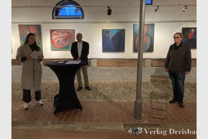 Eröffnungsrede durch Jacqueline Jakobi (links). In der Mitte Erster Stadtrat Karl Heinz Spengler, rechts der Künstler Martin Holzschuh.