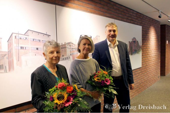 Von links nach rechts: Die Schenkerin Heidrun Feine, die Künstlerin Claudia Poeschmann und Kreisbeigeordneter Axel Fink vor dem dem Gemälde „Die Phrix“ im Landratsamt.