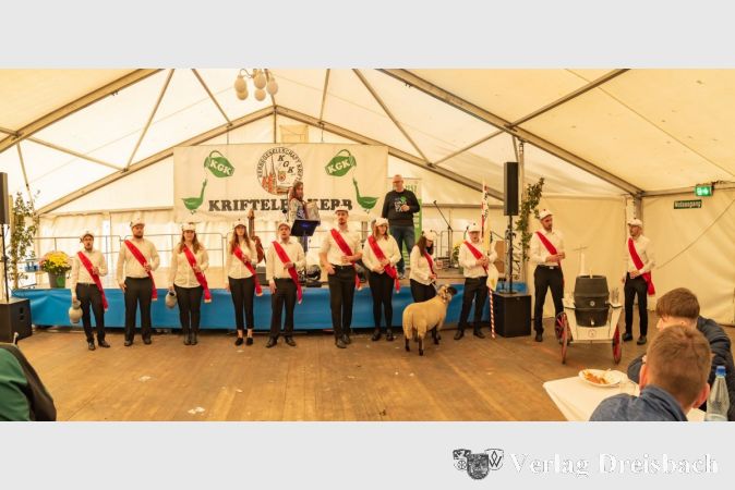 Die Kerbeborsch vor der Bühne am zentralen Feierort: Dem Festzelt im Freizeitpark.