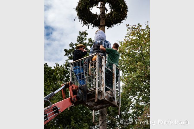 Der Johann wurde am Samstagnachmittag in luftiger Höhe auf dem Kerbebaum platziert.