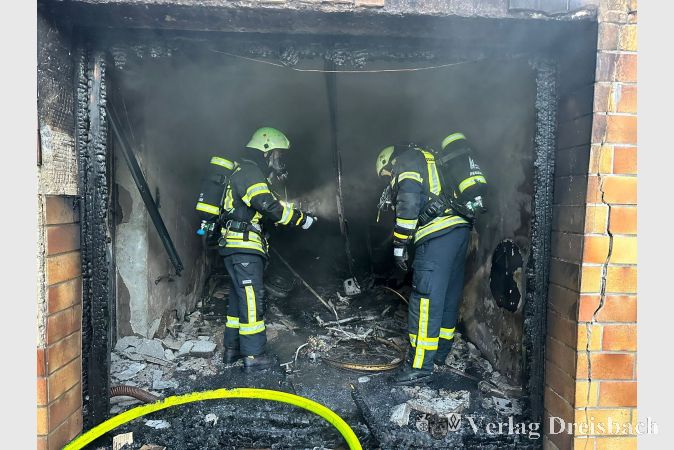 Die Einsatzkräfte der Feuerwehr inspizierten die zerstörte Garage und nahmen dabei auch die Überreste des dort gelagerten E-Bikes unter die Lupe.