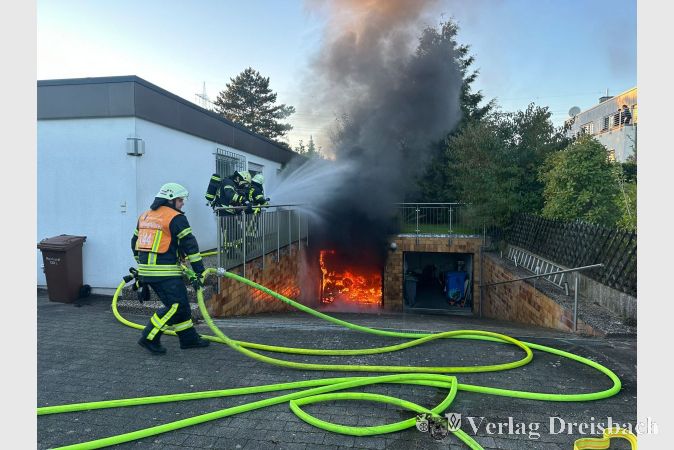 Wahrscheinlich wegen eines defekten Lithium-Ionen-Akkus ist die Garage in Hattersheim völlig ausgebrannt.