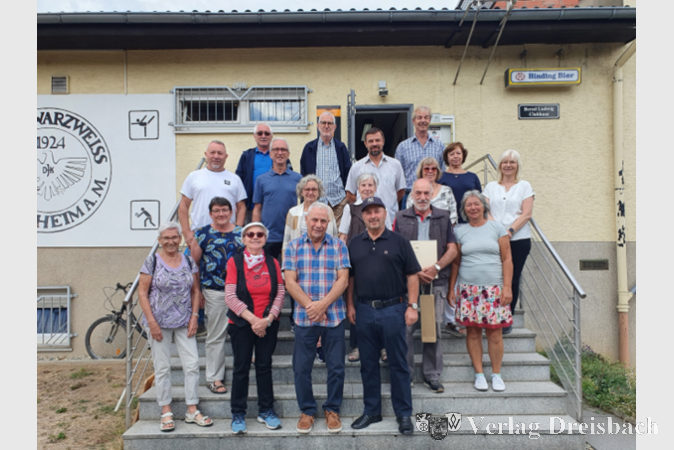 Die Mitgliedsjubilare, zwischen 25 und 60 Jahre dabei, versammelten auf der Treppe des DJK-Klubhauses.