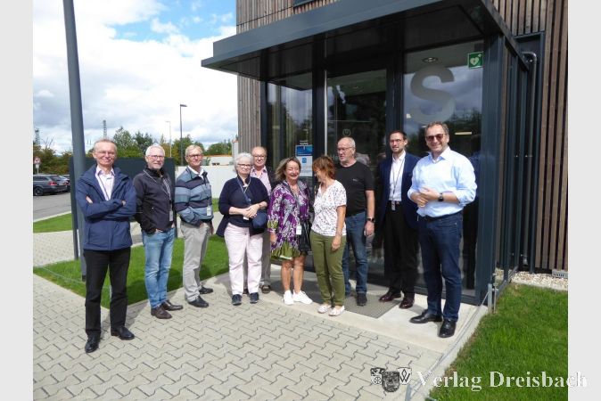 Besuchergruppe am Tag der offenen Tür bei NTT Global Data Centers. Die Organisatoren Günter Eggers (1.v.r.), Kay-Hermann Hörster (2.v.r.) und Anastassia Tanopoulou (5.v.r) freuten sich über das rege Interesse.