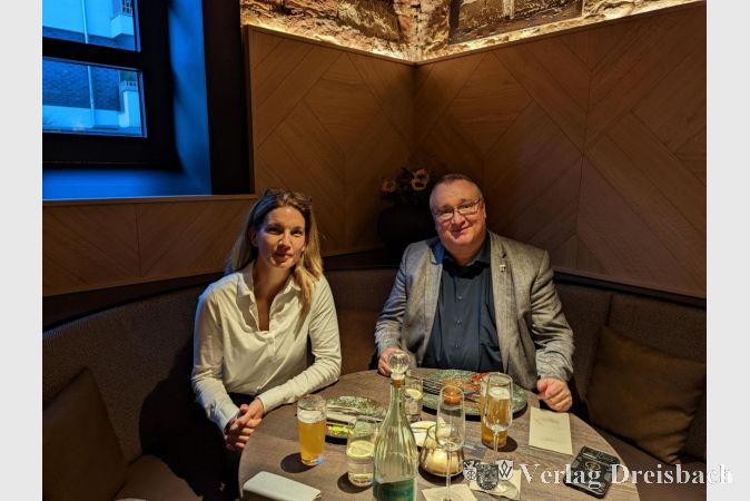 Heike Seibert und Bürgermeister Klaus Schindlung weilten zu den Eröffnungsfeierlichkeiten am 30. September in der neuen "Hattersheimer Ölmühle".