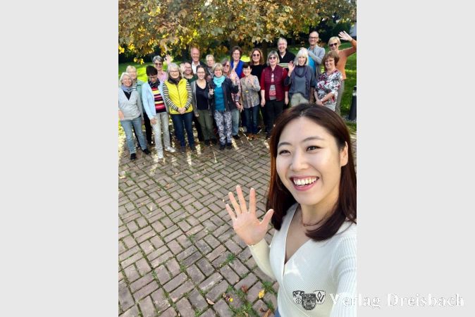 Selfie der Stimmbildnerin Yuna Jung mit den Workshopteilnehmerinnen und -teilnehmern.