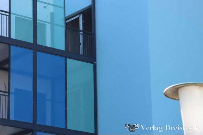 Das ist die Farbe "Eiblau", in dem ein Teil des Gebäudes sowie die Glaselemente der Gitter gehalten am Gesundheitszentrum gehalten sind.