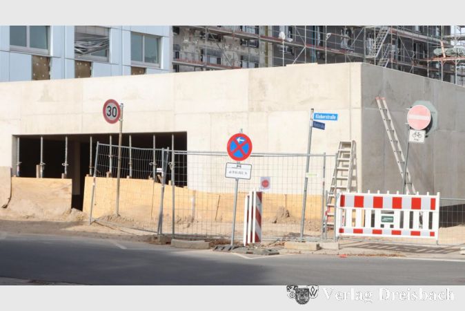 Das Parkhaus an der Ecke Kloberstraße/Riedstraße ist im Rohbau fertig und soll schon im kommenden Frühjahr in Betrieb gehen.