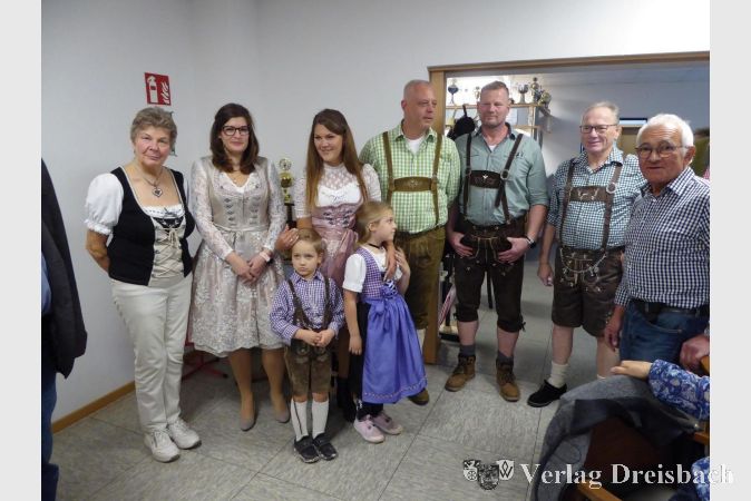 Fesch und knackig, so sehen Sieger aus. Von links nach rechts: Christa Fassl, Debora Hessemer, Sabrina Diener mit Samuel und Jolina Diener, Markus Stammer, Olaf Becker, Dieter Dörhöfer und erster Vereinsvorsitzender Ernst Langhammer.