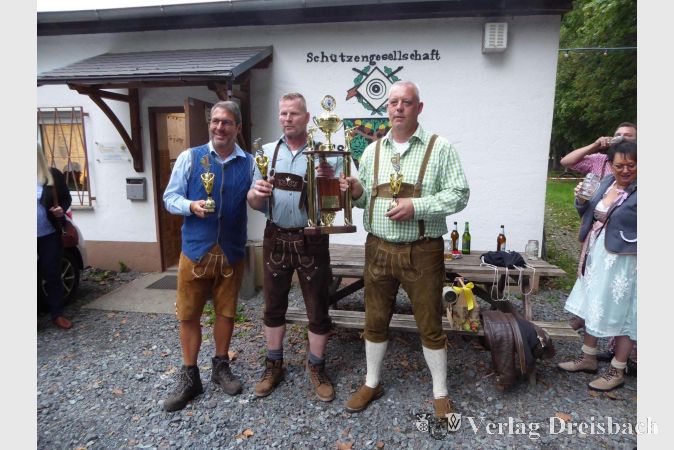 Die stolzen Sieger des CCM Okriftel können den Wanderpokal ihr Eigen nennen. Von links: Frank Enders, Olaf Becker, Markus Stammer.