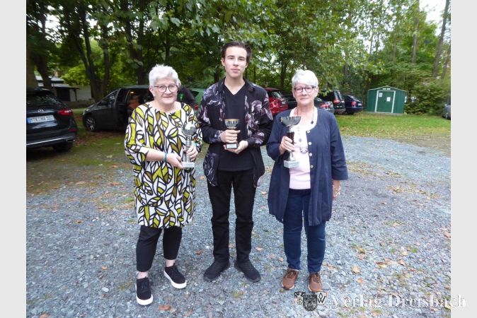 Die Schützenkönigin Alexa Hessemer (rechts) mit ihrer ersten Ritterin Vera Schneider (links) und ihrem zweiten Ritter Jannik Hessemer.