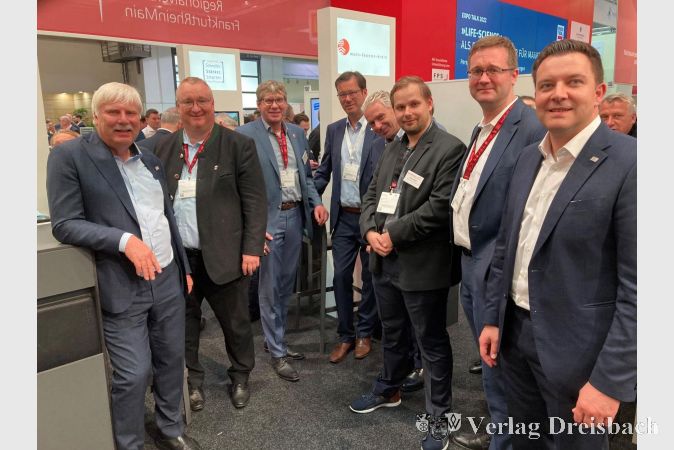 Von links nach rechts: Wolfgang Exner, Erster Stadtrat Hofheim am Taunus, Bürgermeister Klaus Schindling, Alexander Schwarz, Leitung Wirtschaftsförderung Stadt Hattersheim am Main, Thorsten Kolar, Wirtschaftsförderung Stadt Hofheim am Taunus, Michael Cyriax, Landrat des Main-Taunus-Kreises, Hendrik Bahr, Wirtschaftsförderung Stadt Hattersheim am Main, Elmar Bociek, Bürgermeister Sulzbach, Christian Vogt, Bürgermeister Hofheim am Taunus.