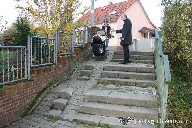 Diese Treppe soll im Sinne der Barrierefreiheit einer neuen Rampe weichen. Das Land Hessen hat hierzu Fördermittel bewilligt.