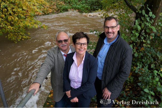 Am Schwarzbach (v. li.): Frank Goebel, technischer Geschäftsführer des Abwasserverbandes Main-Taunus, Heike Spitzbart, stellvertretende kaufmännische Geschäftsführerin und Verbandsvorsteher Christian Seitz.