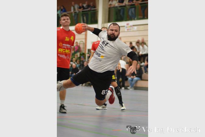 Kreisläufer Florian Heinzer setzt sich gegen die Wettenberger Abwehrreihe durch.