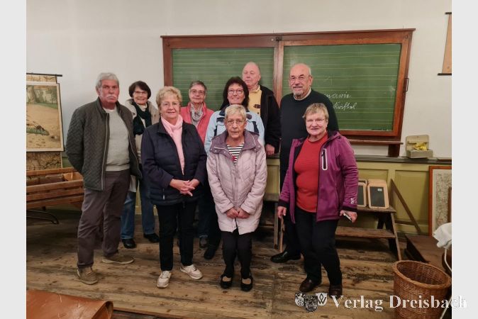 Der Jahrgang 1952/1953 bei seinem Klassentreffen im Schulmuseum von Wolfgang Janecke (2. von rechts).