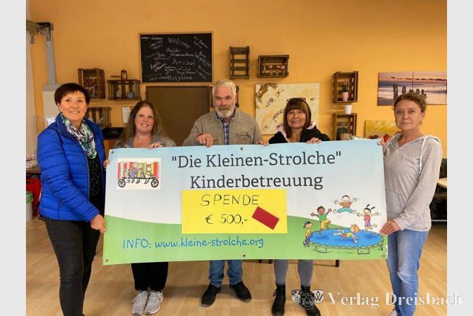 Von links nach rechts: Jutta Nees (Kleine Strolche), Sarah Edelmann (Kleine Strolche), Lothar Schepers (Tafel-Mitarbeiter), Elke Malura (Kleine Strolche) und Tatyana Schurupov -(Tafel-Mitarbeiterin).