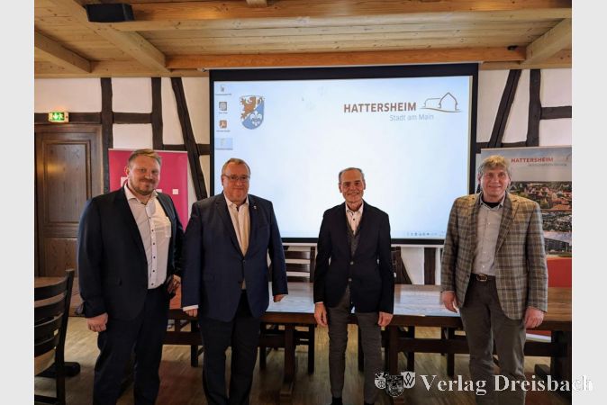 Von links nach rechts: Max Stolle (Projektleiter Technik Telekom), Bürgermeister Klaus Schindling, Hans Czorny (Regionalmanager Telekom) und Alexander Schwarz (Leiter Wirtschaftsförderung).