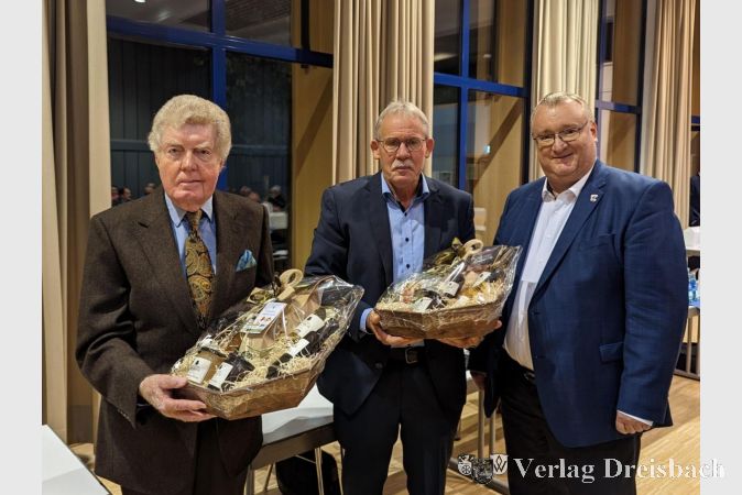 Von links nach rechts: Der zum 30. September aus dem Amt geschiedene Günter Tannenberger, der neue Stadtverordnetenvorsteher Georg Reuter und Bürgermeister Klaus Schindling.