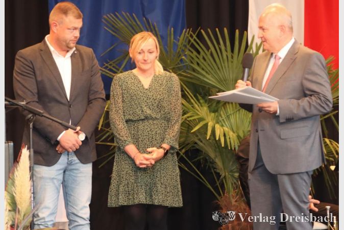 In der Kategorie bürgerschaftliches Engagement übergab Michael Kröhle die Priese an Tim Göhlich und Andrea Richter, die sich beide in verschiedenen Projekten für die Kriegsflüchtlinge aus der Ukraine eingesetzt hatten und daher die Prämie auch nicht teilen mussten,