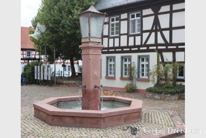 Der Brunnen im Wickerer Weinstand Tor zum Rheingau ist Namensgeber des Festes der Landfrauen, bei dem es am Sonntag herbstlich- stimmungsvoll zugehen soll.