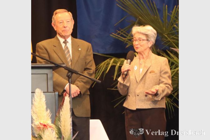 Gerda Kohl, zusammen mit ihrem Mann Engelbert für die jahrzehntelange Arbeit für den Flohmarkt des Missionsausschusses von St. Gallus ausgezeichnet, ergriff das Wort und wies auf die tatkräftige Unterstützung durch viele Helferinnen und Helfer hin.