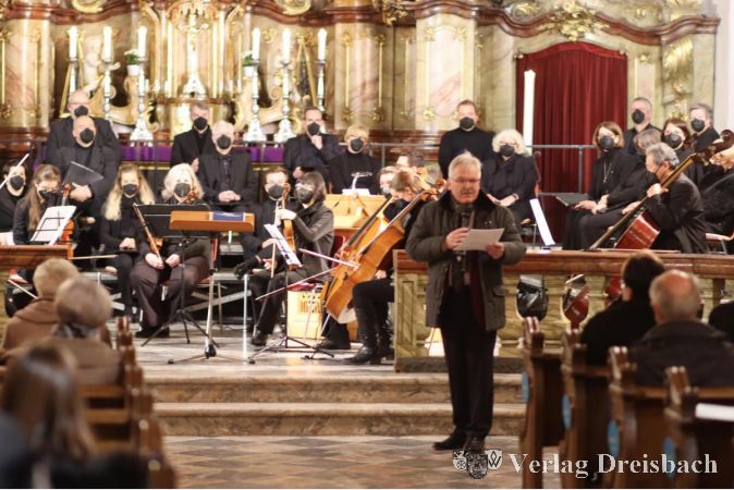 Die Gallus-Konzerte, zu denen Bürgermeister Bernd Blisch die Zuhörer als Vorsitzender des veranstaltenden Fördererkreises Musik Main-Taunus begrüßt, werden ihre neue Saison als Folge der Energiekrise erst nach dem Winter beginnen.