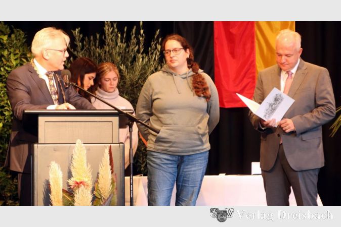 Pia Würzburger wurde als treibende Kraft hinter dem "Fairteiler" am Gemeindezentrum St. Gallus mit einer Urkunde ausgezeichnet.