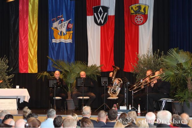Deutschland, Flörsheim, Wicker und Weilbach: Beim Bürgerempfang dekorierten vier Fahnen die Bühne der Stadthalle.