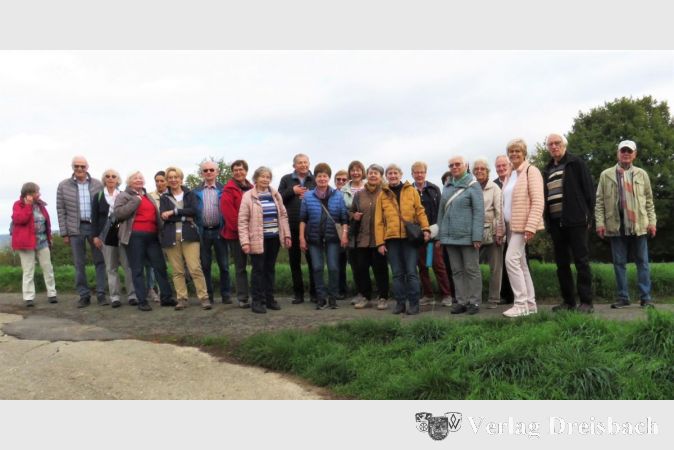 Die fröhliche Wandergruppe auf dem Weg nach Fischbach.