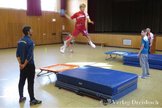 Übungen auf dem Trampolin standen auf dem Programm, die auch für das Handballspiel Relevanz haben.