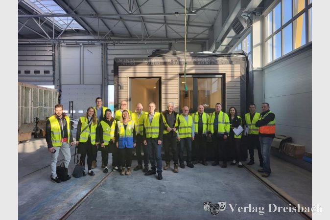 Eine Delegation bestehend aus Franz Jirasek und Harald Treber von der Gemeinnützigen Wohnungsbaugesellschaft (Gewobau) sowie Vertreter des Bauunternehmens Wolff & Müller, des Architekturbürso Klose + Sticher und des Generalunternehmers aktivhaus besuchten jetzt den Holzmodulhersteller unihouse in Polen, um ein Modell anzuschauen und die Fertigung zu starten.