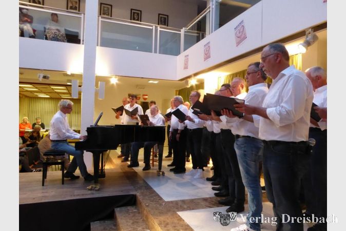 Der Männerchor des Liederkranzes, am Klavier der Chorleiter Sebastian W. Wagner.